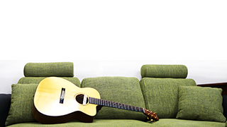 ソファーとギターの写真